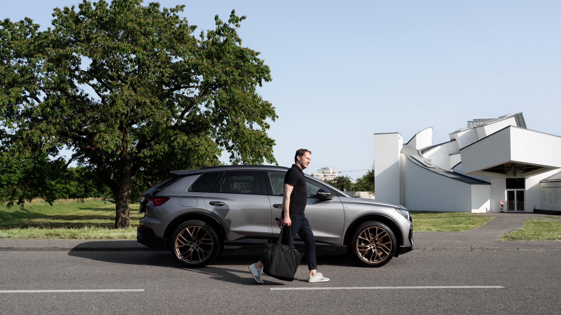 Dr. Mateo Kries vor dem Audi Q4-etron und dem Vitra Design Museum.