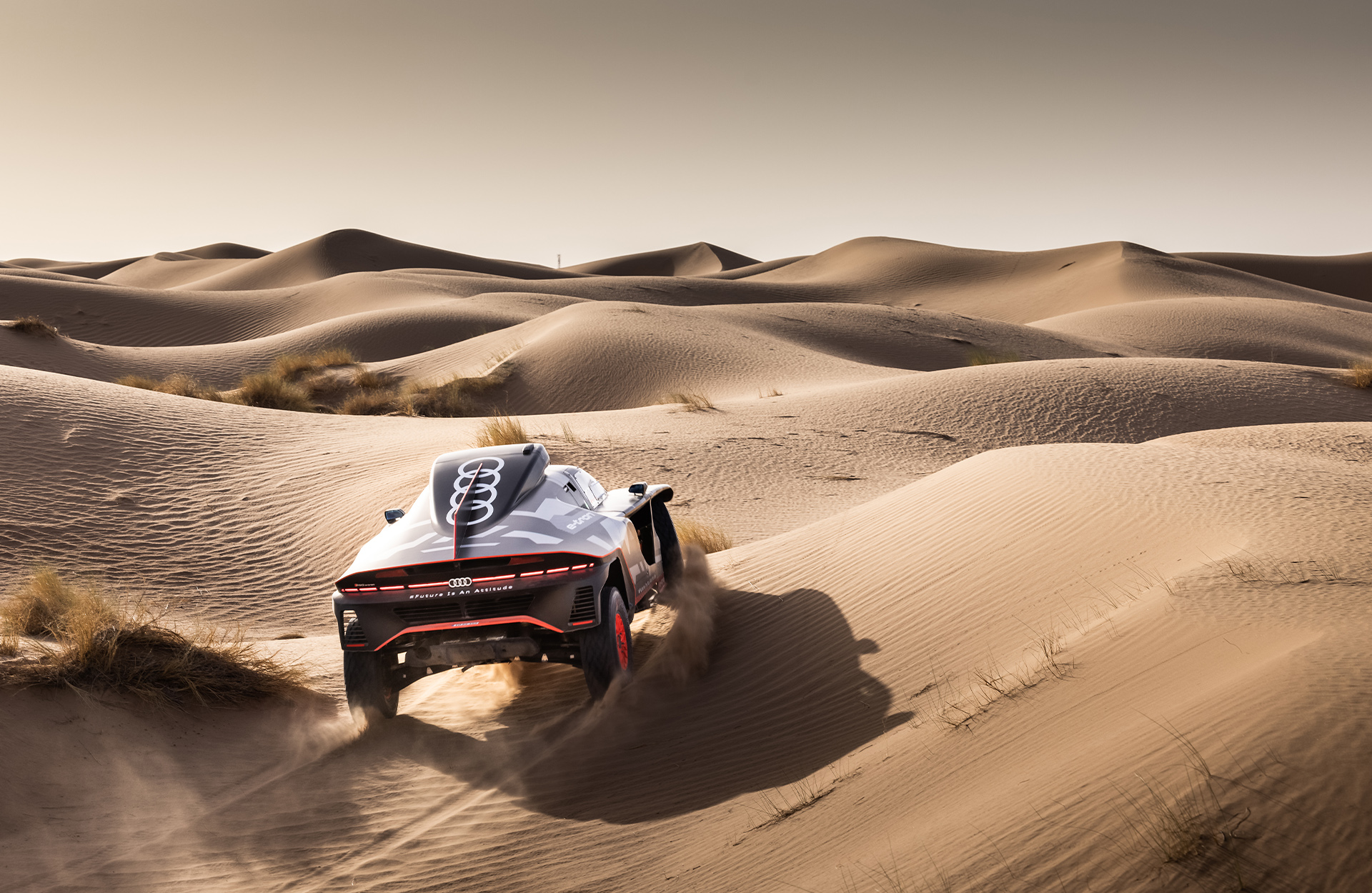 Der Audi RS Q e-tron in der Wüste.