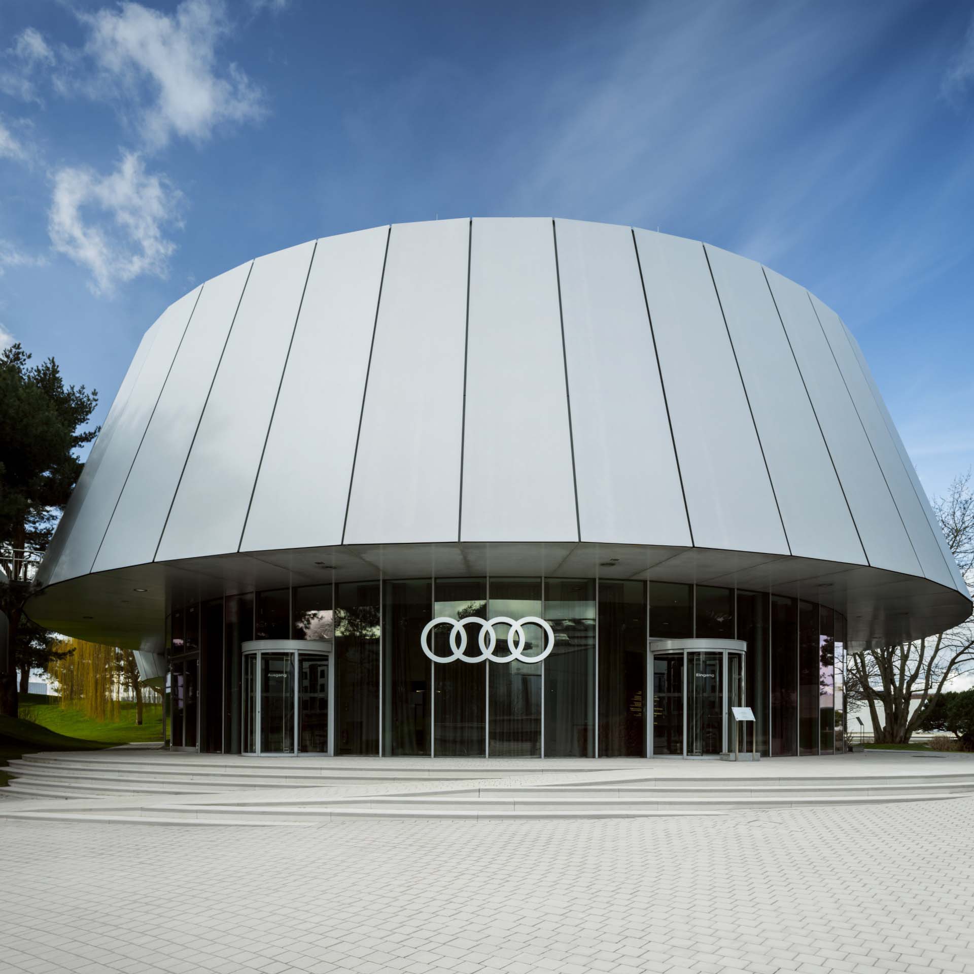 Außenansicht des Audi House of Progress in der Autostadt Wolfsburg.